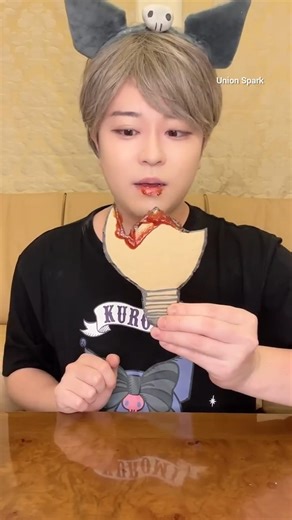 सेब की जगह बल्ब ही खा लिया 🥵 #shorts #ytshorts