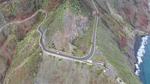 「スペイン、カナリア諸島、テネリフェ島の海岸道路の上空」の動画素材（ロイヤリティフリー）1089600501 | Shutterstock