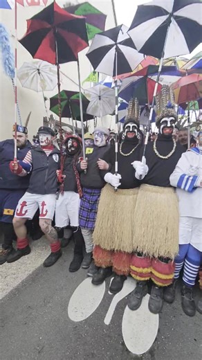 Un moment incontournable de la bande d’Armbouts-Cappel 2026 🔥🎶 Impossible de parler de la bande d’Armbouts-Cappel sans évoquer la fameuse impasse… Ce passage mythique où le tambour-major lance le chahut, où la musique s’élève, et où des centaines de masquelours chantent tous en chœur, serrés, collés, écrasés comme des sardines dans une boîte, mais le sourire jusqu’aux oreilles ❤️ Ça pousse, ça chante, ça transpire, mais surtout ça vibre. Un moment de pur carnaval, brut, intense, authentique… c