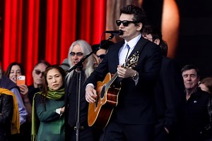 See John Mayer Perform Emotional ‘Ripple’ at Bob Weir’s Public Memorial