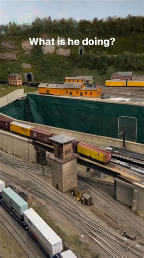 At their present location, the newyorksocietyofmodelengineers features two operating model railroad displays. One railroad, The Union Connecting, models two rail O-Scale (1/4″ to the foot) while the other railroad, The Union, Hoboken, and Overland, models HO scale (1/8″ to the foot). #modeltrain #newyorksocietyofmodelengineers #newyork #trains #yard | Wunderland