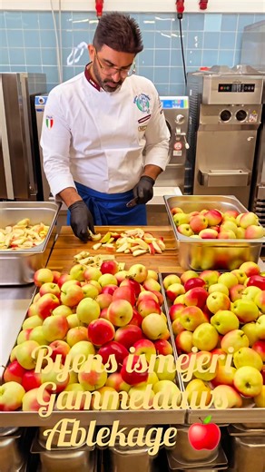 🍎✨ NYHED I DISKEN ✨🍦 Vi har forvandlet den klassiske æblekage til en isoplevelse!Cremet vaniljeis rørt med frisk æblemost, fyldt med hjemmelavet æblekompot, sprøde makroner, smør-ristede hasselnødder og knasende ristede havregryn.En vaskeægte efterårsfavorit – perfekt til dig, der elsker æblekage på den mest iskolde og lækre måde 🍂💛Kom forbi og smag vores ÆBLEKAGEIS – den er klar til at forkæle dine smagsløg!#ByensIsmageri #ÆblekageIs #EfterårsIs #HyggeiEnVaffel | Byens Ismejeri
