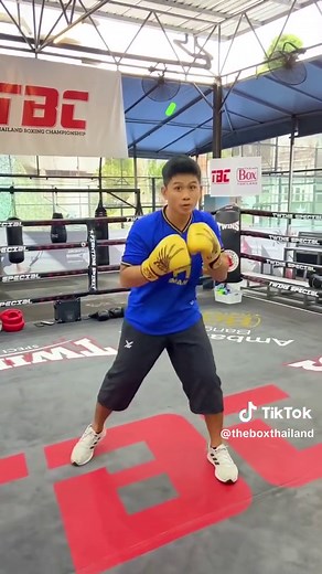 How is your #boxing weave? This is a common mistake that we see our beginner boxing students making: bending forward and looking down when they weave! Demoed by coach Maito @phala_bodeeeeeeee ____________________________________________ 🥊 The Box Thailand is Thailand's Premier Boxing Academy located on the third floor of the Ambassador Hotel Bangkok. The Box offers beginner boxing classes to pro boxing classes as well as youth and adult classes. 📍Having trouble finding us? Watch the
