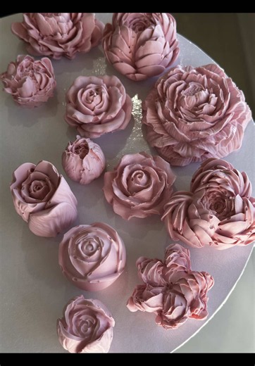 Easy 4-Ingredient Edible Chocolate Flowers