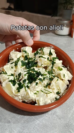 Are potatoes peeled with allioli?
