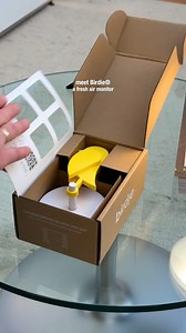 This 🐤 dies for you thousands of times. Sounds dramatic. But it works. Birdie® shows you when it’s time to let fresh air in. It measures the CO₂ levels in your home — and when the air turns unhealthy, the bird passes out. Because poor indoor air quality can affect: – Sleep – Energy – Focus – Headaches – Even asthma and allergies Birdie just moved in with @feelmohome – and makes it easier to remember to air out during a busy day. No confusing apps. No numbers to read. Just a clear signal you can