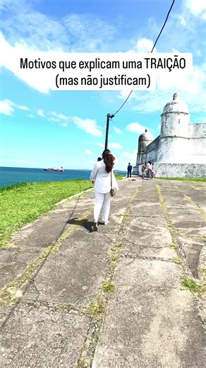 Traição quase nunca acontece do nada. Mas entender os motivos não significa justificar a escolha. Quando uma traição acontece, muitas pessoas ficam presas a uma única pergunta: “Por que isso aconteceu?” E a verdade é que, por trás de muitas traições, existem histórias emocionais que estavam mal resolvidas dentro da relação. Distância que foi crescendo. Conversas que deixaram de acontecer. Sentimentos que foram sendo ignorados. Isso não significa que o parceiro traído é culpado. A decisão de trai