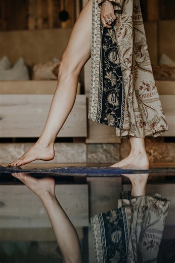 Willkommen im Poolbereich des Ayurveda Resort Sonnhof – einem Ort der Ruhe und des inneren Gleichgewichts. Wasser reinigt nicht nur den Körper, es harmonisiert die Doshas, ​​beruhigt den Geist und stärkt das innere Gleichgewicht. Tauche ein. Spüre, wie jede Zelle Deines Körpers im Einklang vibriert, getragen vom sanften Rhythmus des Wassers. Welcome to the pool area of ​​the Ayurveda Resort Sonnhof – a place of stillness and inner balance. Water not only cleanses the body, it harmonizes the dosh