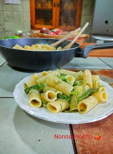 Pasta con asparagi cremosa e saporita: ricetta veloce della nonna per un primo piatto sano e gustoso La ricetta di Nonna Picetto 🌶️ della pasta con gli asparagi coltivati o selvatici è buonissima, otterrai una pasta con asparagi cremosa e saporita, inoltre è facile e veloce da fare, utile per un primo piatto sano e gustoso. Il condimento cremoso e avvolgente esalta ogni parte dell’asparago rispettando i tempi di cottura dello stesso. Puoi aggiungere qualche ciuffo di finocchietto selvatico e av