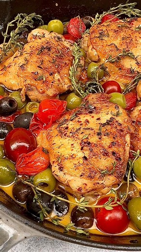 🫒 🌿 Chicken Provençal - easy chicken thighs with olives,🌿 🫒 white wine and herbs 🌿 French cuisine recipe and ready in 30 minutes! Comment CHICKEN to get the recipe link! | What's in the Pan