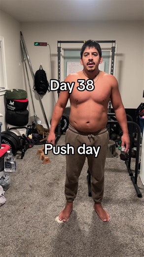 Day 38 of working out every day for 20 minutes getting fit as a father of 2. Push day today. I forgot to hit record on the timelapse so I edited the long form and sped it up so it’s at the end if you wanna watch. Feeling stronger every day. Full workout on YouTube if you feel like watching. Off camera skill: handstand holds Main: X4 bands needed less 20 pushups 15 pike press 15 dips 15 diamond pushups #fitness #20minutesaday #homegym #dad #fitnessjourney