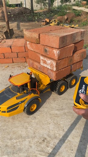 Is this the power of the 1/16 scale 6X6 RC hydraulic articulated truck A40G? The weight of eight solid bricks is like a feather to it! #rcmodel #rcworld #rclife #rclover #rccommunity #RC #Toucanhobby #dumper #articulatedtruck #A40G | Toucan RC Hobby