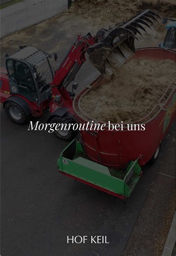 So beginnt der Tag im Stall. Futter anschieben, einstreuen, mischen – jeden Tag derselbe Ablauf. 👉 Über welchen Ablauf sollen wir beim nächsten Mal genauer sprechen? #Landwirtschaft#stallalltag #Rinder#morgenroutine @weidemann.official