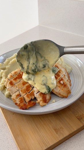 Comida rica postre = no falla 😮‍💨—Ingredientes:COMIDA1 suprema3-4 cdas crema de leche1 cdita de mostazasal y pimienta1 puñado de albahaca1 batatamanteca y leche c/nVASITO DE COOKIE200g de galletitas de vainilla100g de mantecachocolate semiamargo c/ncaféChau chau😘#comidafacil #vasitocookie | Melanie Cocina