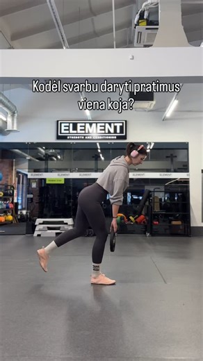 Darija Šapovalova | Fitness trenerė Vilnius | Women & moms 🤰 on Instagram: "Nori būti ne tik graži, bet ir sveika? 👉 Įtrauk į kojų treniruotę vienpusinius pratimus Pratimų pavyzdžiai: • Bulgarian split squat • Reverse lunge (single-leg) • Single-leg hinge („kregždė“) • Single-leg Romanian deadlift • Single-leg glute bridge • Step-up Kodėl tai svarbu? — vienpusiniai judesiai aktyvina propriorecepciją — gerėja smegenų–raumenų ryšys — kūnas mokosi išlaikyti sąnarius saugiose padėtyse Traumų preve
