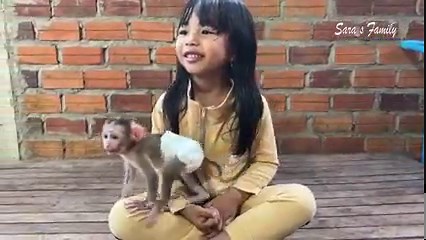 So Kind Sister Rosa Let Mom Sharing Her Bread For Tiny Girl Emma Testing | Monkey Daily