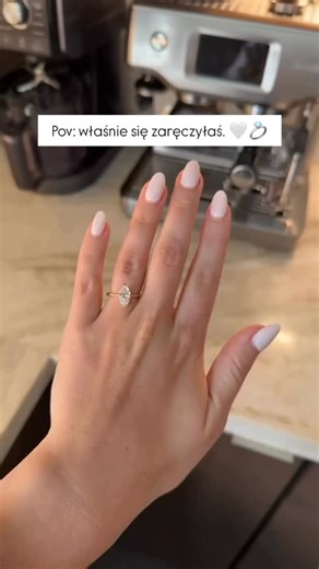 Błysk na palcu mówi wszystko! ✨💍 Jak tam, świeżo zaręczone – już planujecie ślub czy jeszcze cieszycie się chwilą? 💕 Pamiętajcie, że Aplikacja Planer ślubny to będzie Wasz najlepszy pomocnik w tej przygodzie! #weselezklasa #zareczyny #pannamloda #planerslubny #pierscionek #ślub | Portal ślubny Wesele z klasą