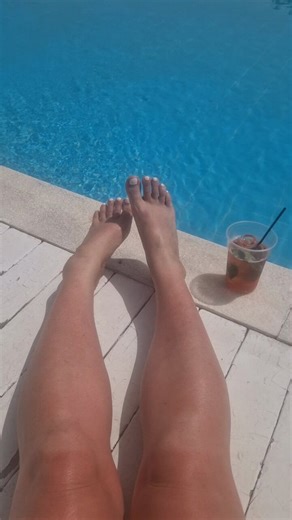 Managed to sneak a quick vid and a few feet selfies while it was quiet📸🏝👣Taking advance bookings for next week. Usual availability for in person foot worship & foot fetish sessions will resume. Could do with a foot massage👣🦶