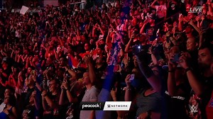 Le public chante "Chambea" pour l'entrée de Bad Bunny. | WWE France