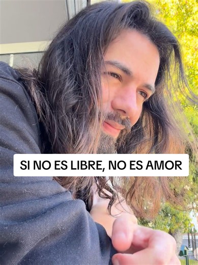 Confiar no significa saber que el otro nunca va a fallarte. Significa comprender que controlar sus movimientos tampoco puede garantizarte nada. Podés preguntar dónde está, con quién, qué está haciendo. Podés imaginar todos los escenarios posibles e intentar anticiparte a cada amenaza. Pero eso no construye seguridad. Construye una prisión en la que también quedás encerrado vos. El amor puede tener acuerdos y límites. Lo que no puede necesitar es vigilancia para existir. Porque después de hacer u