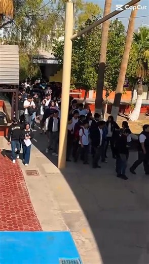 📢 Simulacro en CETIS 18 El pasado 04 de noviembre, en CETIS No. 18 se llevó a cabo un simulacro de sismo de magnitud 7.2 en la escala de Richter con un conato de incendio como parte del programa de Protección Civil Escolar. Alumnos, docentes y personal administrativo participaron de manera ordenada, demostrando su compromiso con la seguridad y la prevención ante posibles emergencias. 🔥🌎 Estas acciones fortalecen la cultura de protección civil dentro de nuestra comunidad educativa. 💪👩‍🚒 #Si