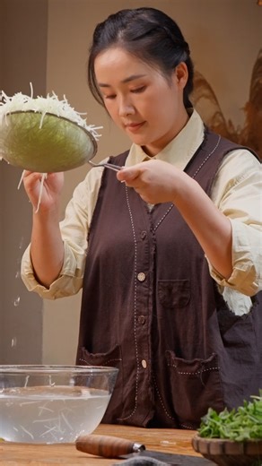 滇西小哥 Dianxi Xiaoge on Instagram: "The chayote hid among the vines, quietly growing plump. Lift the leaves and it’s a tree full of surprises. Picked two baskets at dawn—perfect for pickles or a simple stir-fry, all fresh and delicious. 洋丝瓜躲在藤间偷偷长胖，掀开一看满树的惊喜。一早背回两背篓，腌泡菜也不错，清炒更是鲜香可口。 #reelschallenge #food #cooking #dianxixiaoge#滇西小哥 #foodie"