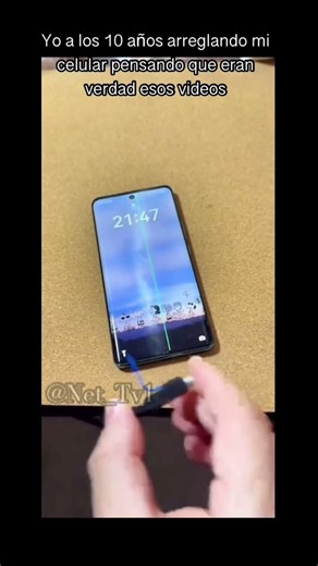 Yo arreglando mi celular a los 10 años