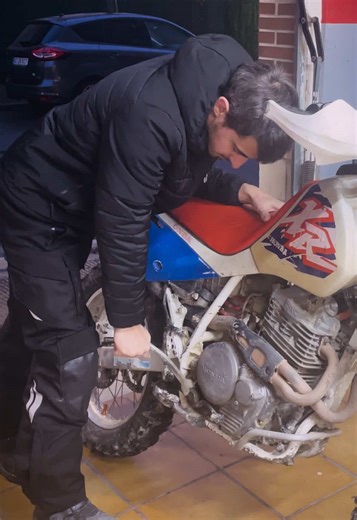 Las viejas glorias no son difíciles. Son honestas. Si no sabés hacerlo, te lo van a hacer notar. Y si las entendés… te van a respetar. Así de simple. Bajo esos códigos se maneja la XR600. . . . #xr600 #rompepiernas #motosvintage #classicmotorcycle #oldschoolmotorcycles