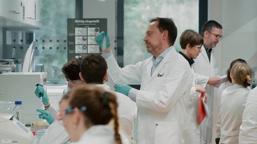 Biotechnologie ist ein zentrales Forschungsfeld des 21. Jahrhunderts. Dabei ist Vernetzung über Fächergrenzen hinweg gefordert, denn Innovationen in der #Biotechnologie entstehen durch die Zusammenarbeit von #Biologie und #Chemie mit Verfahrenstechnik, Ingenieurwissenschaften und #Informatik. Die #UniMainz hat das frühzeitig erkannt und bietet verschiedene Studiengänge als Einstieg in diesen hochattraktiven Arbeitsmarkt. Als Dekan des Fachbereichs Biologie an der #UniMainz fördert Prof. Eckhard 