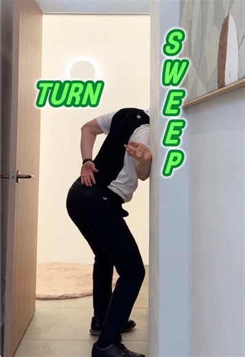 💊 Lesson Summary 💊 많은 골퍼들이 인사이드 스윙을 만들고 싶어 하지만 모든 사람이 같은 스윙을 만들 수 있는 것은 아닙니다 어깨 관절의 가동 범위와 근육의 유연성이 부족하면 팔이 몸 앞쪽으로 나오며 엎어치는 스윙이 발생하기 쉽습니다 그래서 먼저 몸의 움직임을 만들어 주는 것이 중요합니다 벽면을 이용해 오른쪽 팔을 뒤쪽으로 스트레칭하면서 다운스윙의 느낌을 만들어 보세요 팔이 몸 뒤쪽 공간으로 떨어지는 감각을 느끼면 자연스럽게 인사이드 궤도가 형성됩니다 스윙 교정은 기술 이전에 몸의 움직임을 만드는 것부터 시작됩니다 Many golfers want to create an inside swing path but not everyone has the same body mobility Limited shoulder mobility can force the arms to move forward causing an over the top swing Before changing 