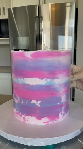 Icing technique for mixing multiple colours 😁💖💜💙 #cakedecorator #cakedecoration #foryou #fyp #cakevideo #cakedesign #cakesoftiktok #cake #rainbow