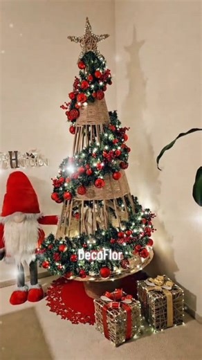 Beautiful rustic Christmas tree 🎄 would you like to see the tutorial? #jutechristmasdecor #diychristmas2025 #handmade #Christmas #christmastree | DecoFlor