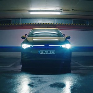 205K views · 363 reactions | In der dunklen Jahreszeit sicher ankommen.  Der Golf mit optionalen IQ.LIGHT – LED-Matrix-Scheinwerfern⁠ zeigt, wie intelligent Licht sein kann.  Dank dynamischer Fernlichtregulierung „Dynamic Light Assist“ wird die Lichtverteilung automatisch an den Straßenverkehr angepasst. Mehr erfahrt ihr hier: https://www.volkswagen.de/de/modelle/golf.html #vwgolf #volkswagen Fahrzeugabbildung zeigt Sonderausstattung. | Volkswagen | Facebook