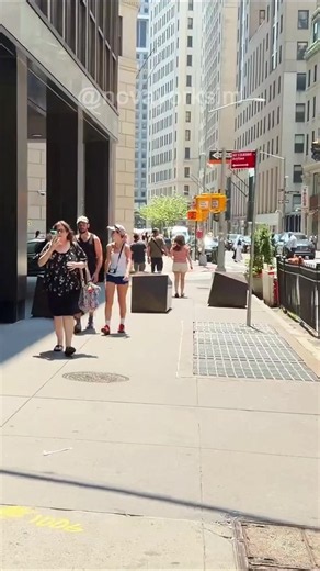 Caminhando na Broad Street, Manhattan, Nova York.3 Obrigado pelo like. Valeu!!! #novayorksim #nostalgia #manhattan #newyork #70s80s90s