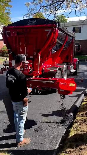 @americanpavement makes it look fun 🔥🔥 #asphaltpaving #asphaltwork #asphalt #construction #asphaltcurbing #paving #constructionlife