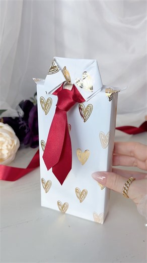 Creative Shirt-Style Gift Wrapping Idea.