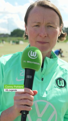 VfL Wolfsburg on Instagram: "Spaß am Sport! 👏 Die „VfL-Powerdays“ haben zuletzt wieder fast 100 Kinder begeistert, wobei wir mit der langjährige VfL-Tormaschine Conny Pohlers zu Gast in Fallersleben waren. Seit September des vergangenen Jahres läuft das innovative Projekt der @aok.niedersachsen und der Wölfe und bringt pro Saison bis zu 3.000 Kinder in Bewegung. Dabei wird ihre Gesundheit gefördert, ihnen soziale Teilhabe ermöglicht und nicht zuletzt: Einfach ein toller Tag beschert. ☀️⚽️🥤 #vf