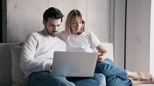 Serielles Ehepaar, das die Bankkartennummer auf: Stockvideos & Filmmaterial (100 % lizenzfrei) 1092567545 | Shutterstock