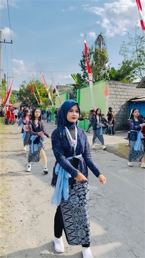 Joget karnaval gadis berhijab cantik