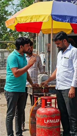 "गैस इतनी महंगी हो गई है, अब आम आदमी का घर चलाना बहुत मुश्किल हो गया है।"अगर आप चाहें तो मैं:🎥 l😂😂😂😂