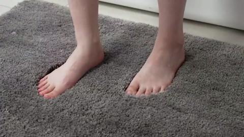 YHF Bathroom Rugs 20" X 32", Extra Thick & Soft Microfiber Shaggy, Machine Washable Bath Mats, Absorbent Bath Rugs, Non-Slip Rubber Backing Bath Mat for Bathroom Floor, Tub and Shower, Red