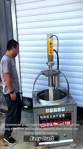 The process of pressing fresh Korean cold noodles with a commercial machine