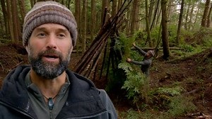 En medio de los peligrosos bosques de Canadá, estos expertos en técnicas de supervivencia emplean toda su creatividad e ingenio para construir un refugio que los proteja de los climas extremos ¡Mira el video y descubre cómo lo hacen! 🏚🛠🤯 #DesafioX2 | Discovery Latinoamérica