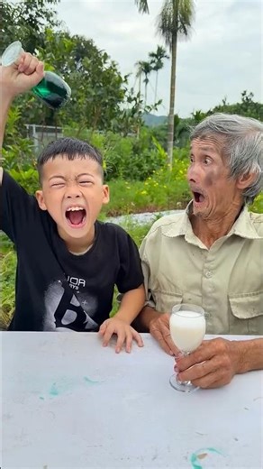 Hai ông cháu trêu trọc nhau siêu dễ thương p2🍽️🍽️😍😎😎🥶🥶#shorts