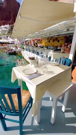 As the new year approaches in just a matter of days, are you too already thinking about ‘Summer in Greece’ 2023? 🇬🇷 “Sunset by Paraskevas" Tavern in Ammoudi. The best of Santorini’s fresh fish and local cuisine. Under the red cliffs of Oia, in an idyllic cove that seems forgotten in time, Sunset tavern by Paraskevas serves some of the most tantalizing traditional dishes of Santorini. Right at the edge of Oia’s old port, where the fishermen’s caiques arrive early every morning with the day’s ca