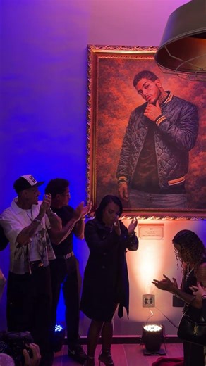 Mcs e mãe do mc kevin vendo seu novo quadro🥹