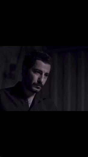 No Date, No Signature (2017) كتابة وحيد جليلوند هذا الفيلم الإيراني الرائع يغوص بعمق في ضمير الإنسان والصراعات الأخلاقية التي نواجهها بصمت في حياتنا اليومية. تدور القصة حول الدكتور كاوه نريمان، طبيب شرعي ملتزم، تتغير حياته بشكل غير متوقع بعد حادث سير بسيط. في البداية يبدو أنه مجرد حادث عابر، لكن عواقبه تكشف تدريجيًا شبكة معقدة من الشعور بالذنب والمسؤولية تجاه الآخرين. الفيلم يعكس بطريقة مؤثرة كيف يمكن للحظة واحدة أن تغيّر حياة الناس، ويطرح أسئلة صعبة عن الحق والواجب والاختيارات التي قد لا تأتي د