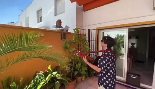 Este será mi recuerdo de este año 2020, del latin re-cordis (volver a pasar por el corazón). Una pandemia mundial se ha quedado en nuestros corazones, y sí, nos ha dejado literalmente, el corazón partío. Pero a la vez, nos ha regalado momentos de humanidad, de complicidad y sobre todo, nos ha unido a todos en un coro universal donde la nota más importante era cuidarnos los unos a los otros. Aprendiendo el valor de la vida por encima de cualquier cosa material. Cantemos, recordemos y nunca olvide