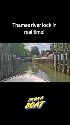 River Thames lock in real time #riverthames #river #boating #powerboat #motorboat