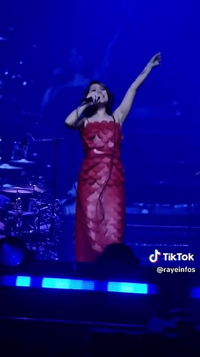 Raye Performs 'Life Boat' Live in London